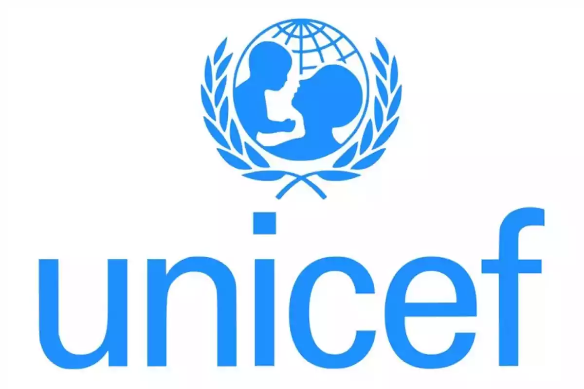 Logotipo de UNICEF en color azul con la silueta de un adulto y un niño dentro de un círculo rodeado por ramas de olivo y la palabra unicef debajo