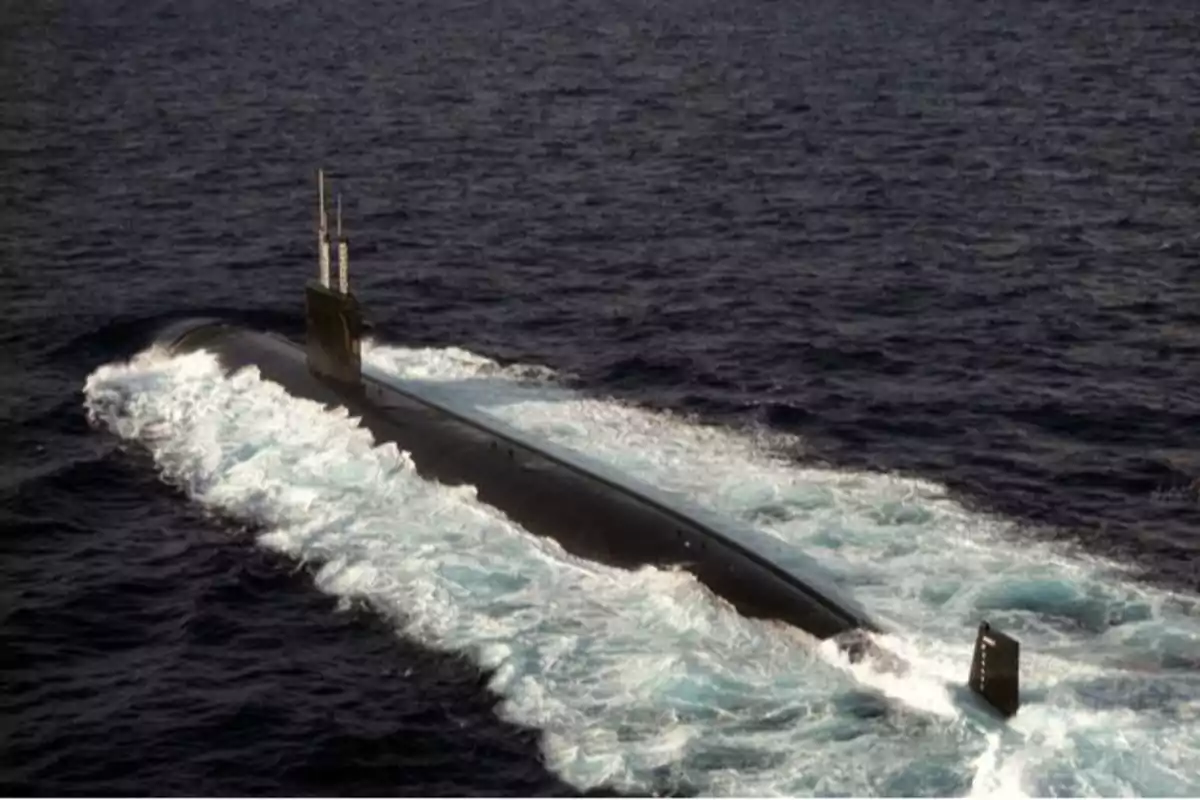 Submarino navegando en la superficie del océano.