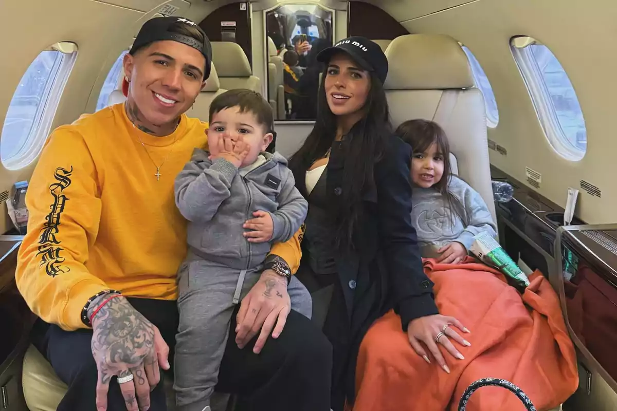 Una familia sonriente viaja en un jet privado sentados juntos en asientos de cuero beige Una familia sonriente viaja en un jet privado sentados juntos en asientos de cuero beige