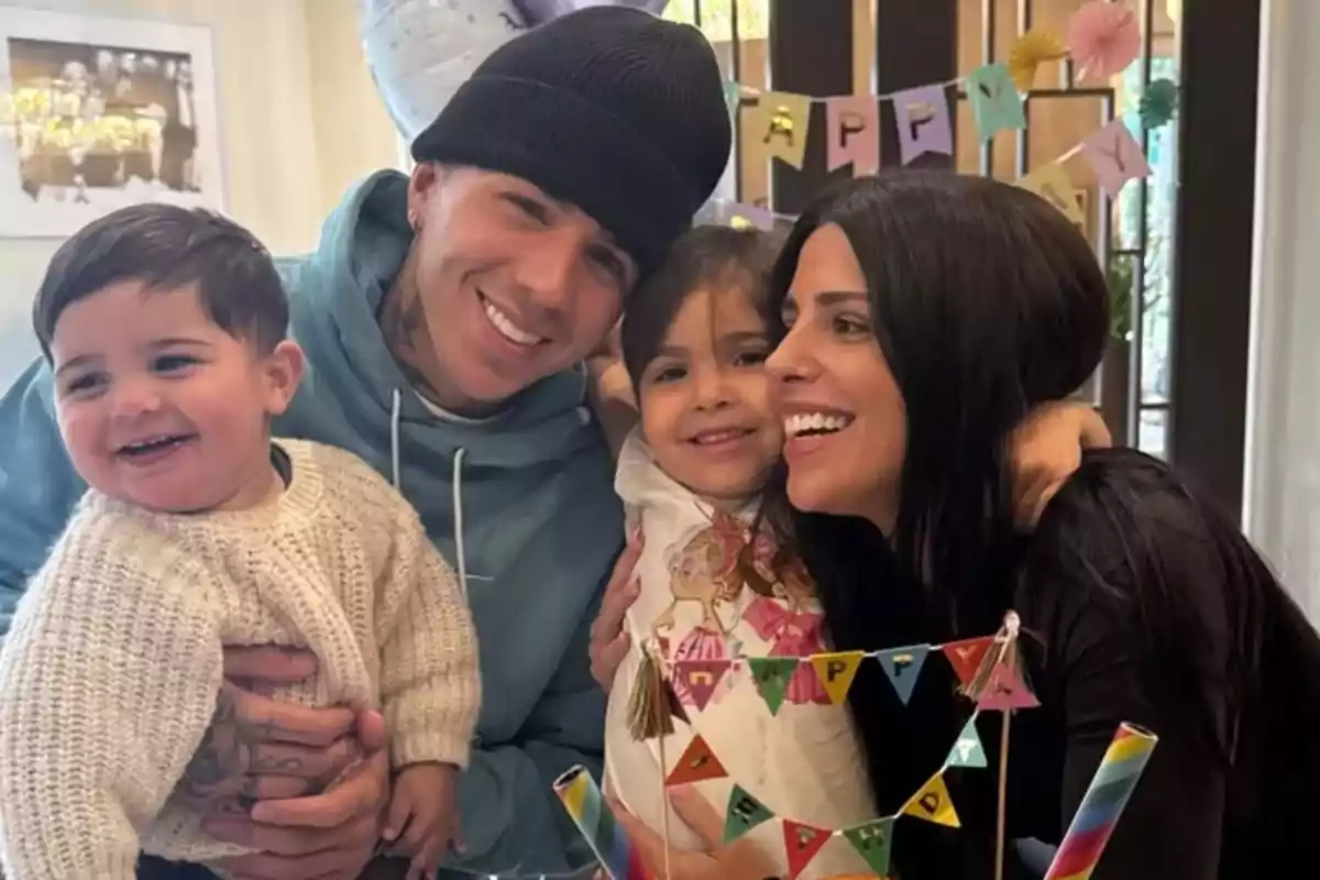 Una familia sonriente celebra un cumpleaños con decoraciones coloridas. Una familia sonriente celebra un cumpleaños con decoraciones coloridas.