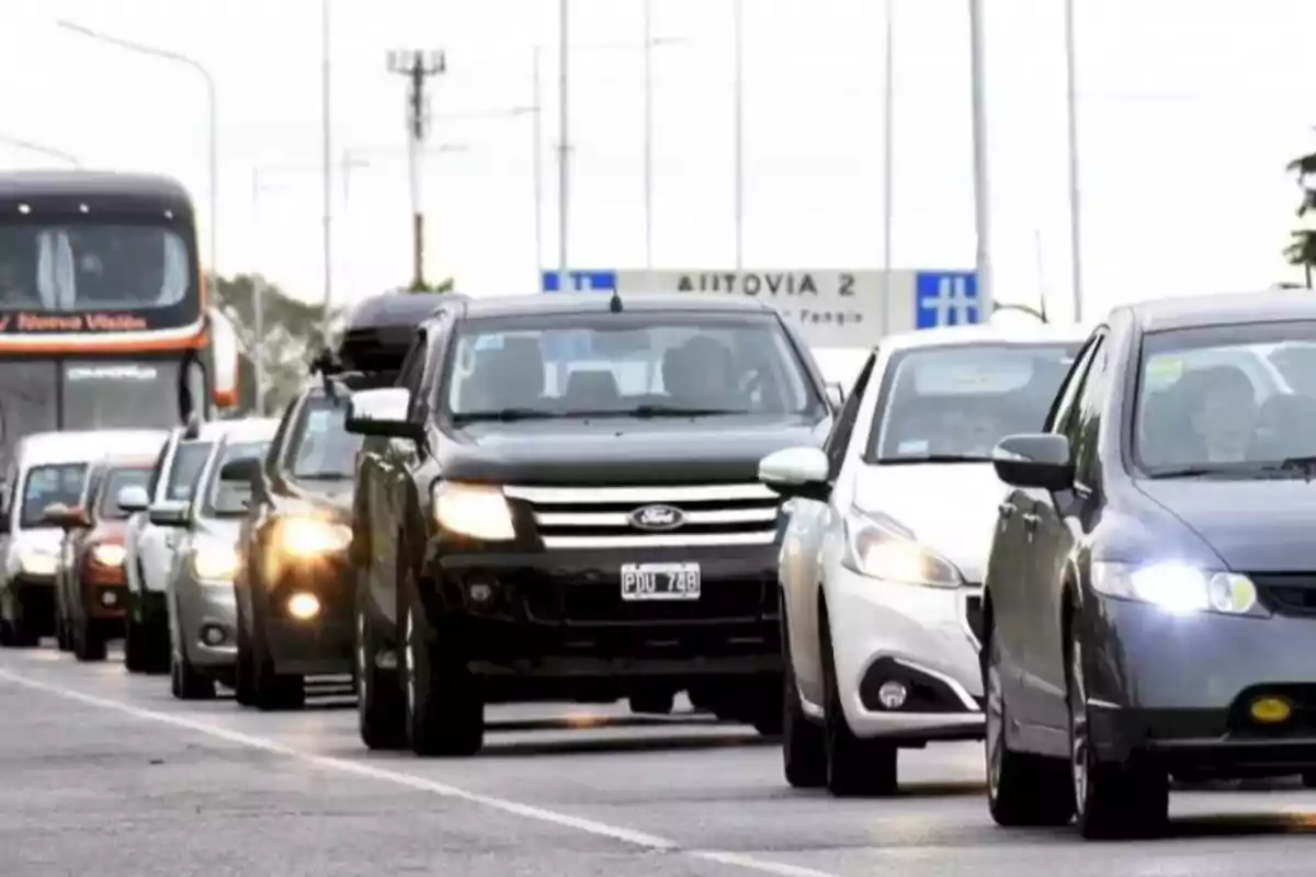 Una fila de autos y un autobús en una carretera durante el día en la ruta 2