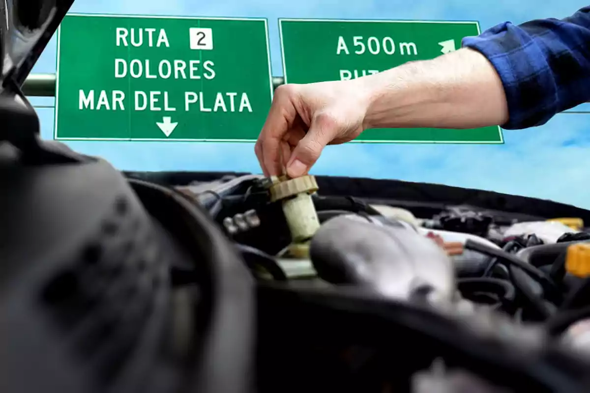 Una mano revisando el motor de un coche con señales de tráfico indicando la ruta hacia Dolores y Mar del Plata.