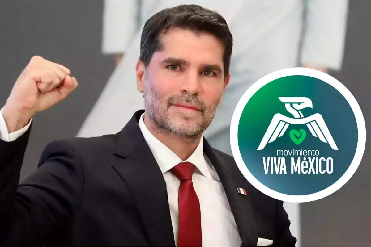 Hombre de traje oscuro con corbata roja levantando el puño junto a un logotipo circular de Movimiento Viva México con un águila estilizada y un corazón verde
