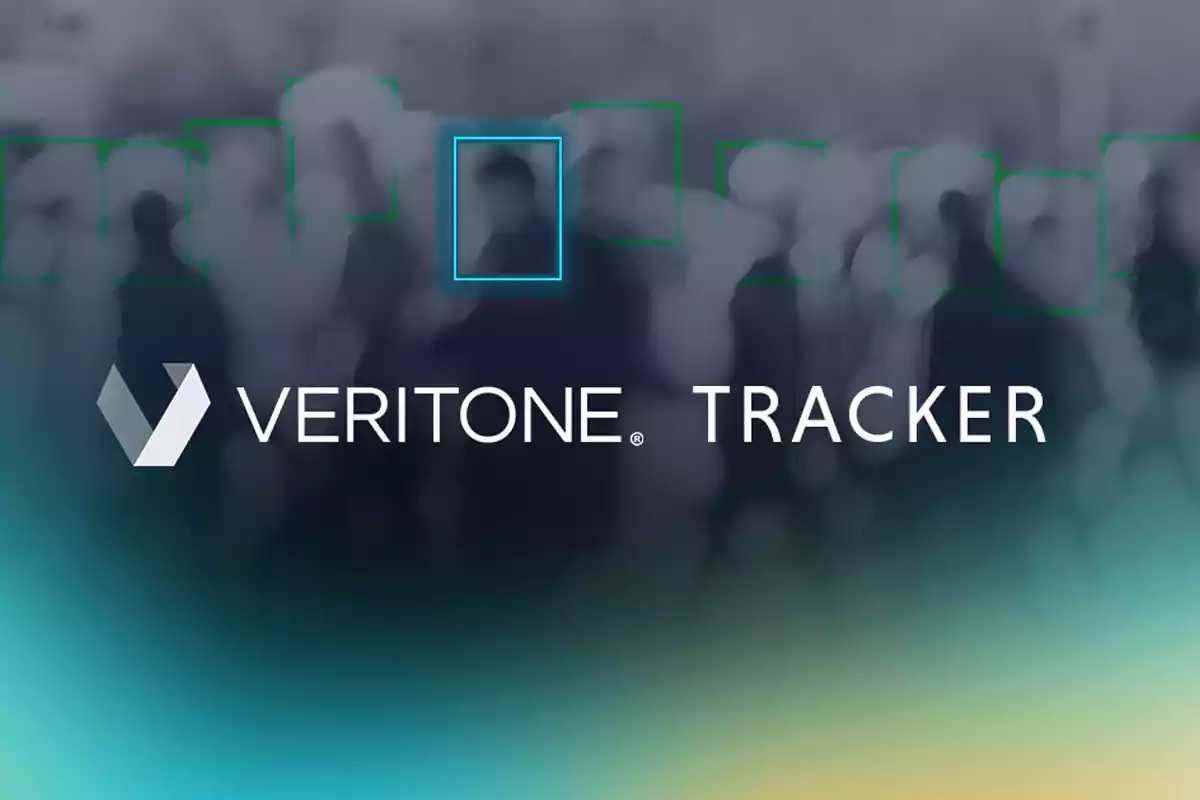 Imagen con el logotipo de Veritone Tracker sobre un fondo borroso con figuras humanas y cuadros de seguimiento. Imagen con el logotipo de Veritone Tracker sobre un fondo borroso con figuras humanas y cuadros de seguimiento.
