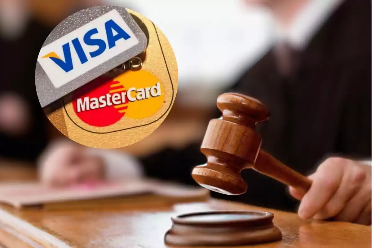 Una imagen que muestra un mazo de juez sobre una mesa y un primer plano de las tarjetas de crédito Visa y MasterCard, quiénes deberán pagar 200 millones de dólares a sus usuarios.