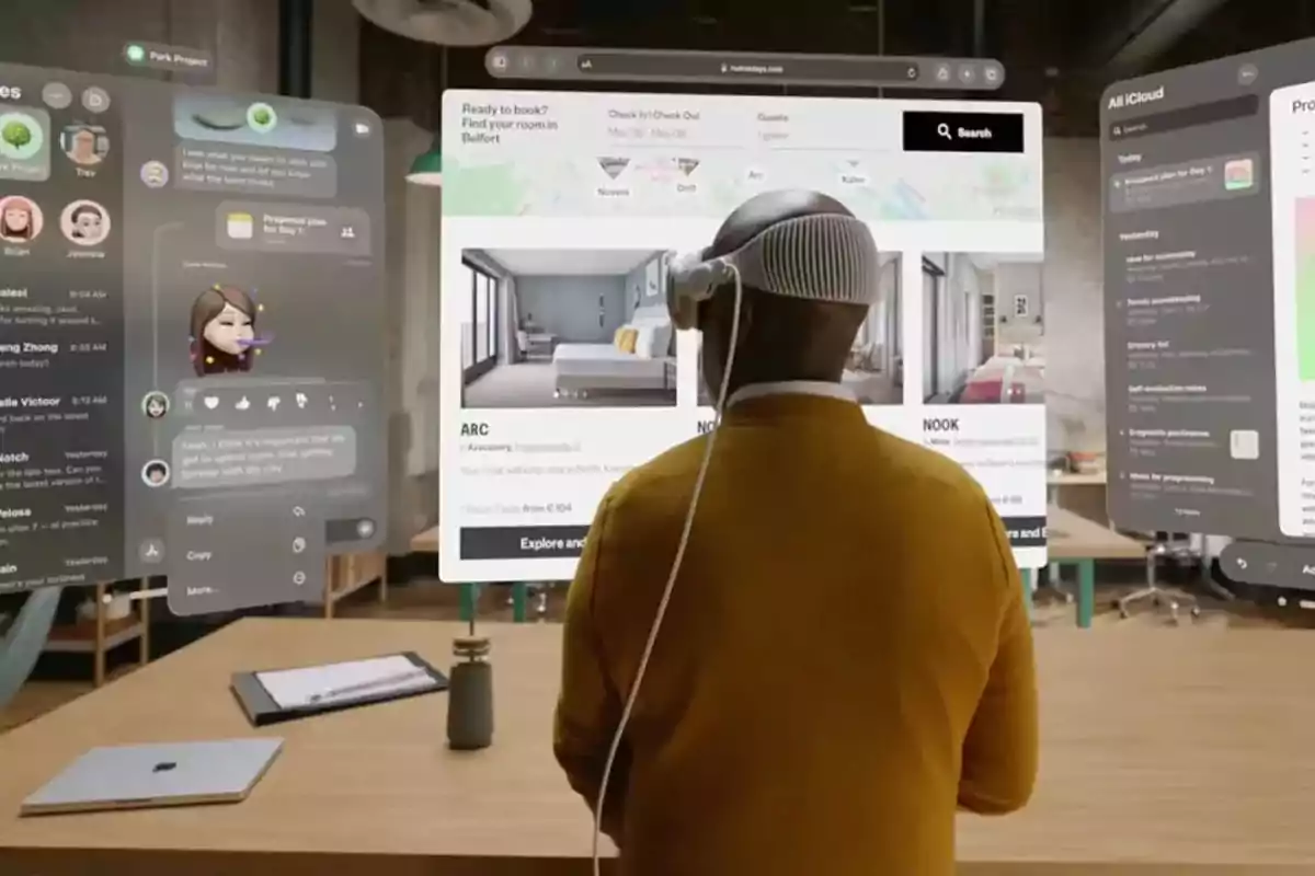 Persona usando un visor de realidad aumentada en una oficina mientras interactúa con varias pantallas virtuales flotantes que muestran aplicaciones de mensajería, búsqueda de alojamiento y notas. Persona usando un visor de realidad aumentada en una oficina mientras interactúa con varias pantallas virtuales flotantes que muestran aplicaciones de mensajería, búsqueda de alojamiento y notas.