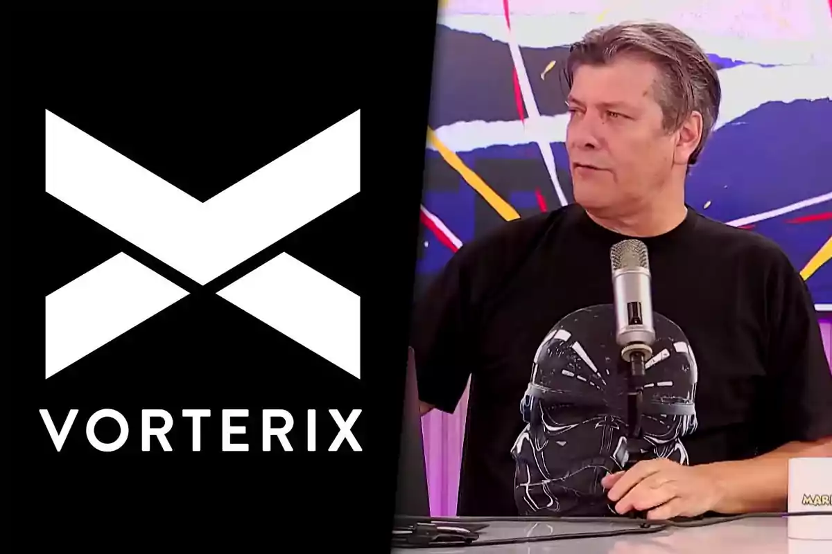 A man wearing a black t-jersey and a microphone in front of him is sitting in a studio, next to the Vorterix logo on a black background.