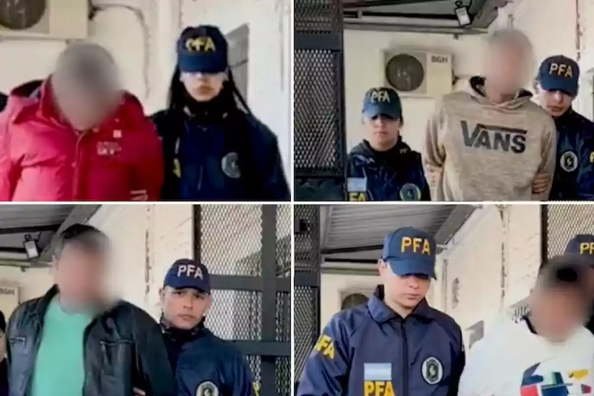 Cuatro personas escoltadas por agentes de la Policía Federal Argentina con gorras y uniformes azules, los rostros de los escoltados están difuminados. Cuatro personas escoltadas por agentes de la Policía Federal Argentina con gorras y uniformes azules, los rostros de los escoltados están difuminados.