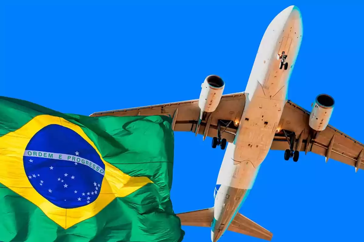 Avión volando sobre una bandera de Brasil con cielo azul de fondo Avión volando sobre una bandera de Brasil con cielo azul de fondo