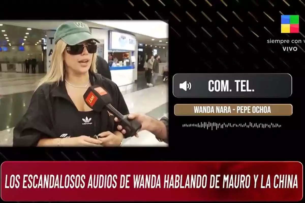 A person with sunglasses and a cap is being interviewed in a public place while holding a microphone with a TV channel logo. To the right, there are graphics indicating a phone conversation and text mentioning scandalous audios. A person with sunglasses and a cap is being interviewed in a public place while holding a microphone with a TV channel logo. To the right, there are graphics indicating a phone conversation and text mentioning scandalous audios.