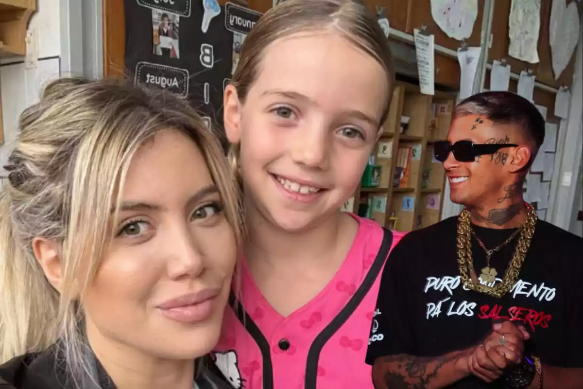 Una mujer y una niña sonríen a la cámara en un entorno interior, mientras un hombre con gafas de sol y tatuajes está al fondo.