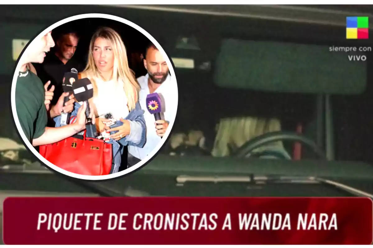 Una mujer rodeada de periodistas con micrófonos mientras está en un vehículo, con un texto que dice "Piquete de cronistas a Wanda Nara".