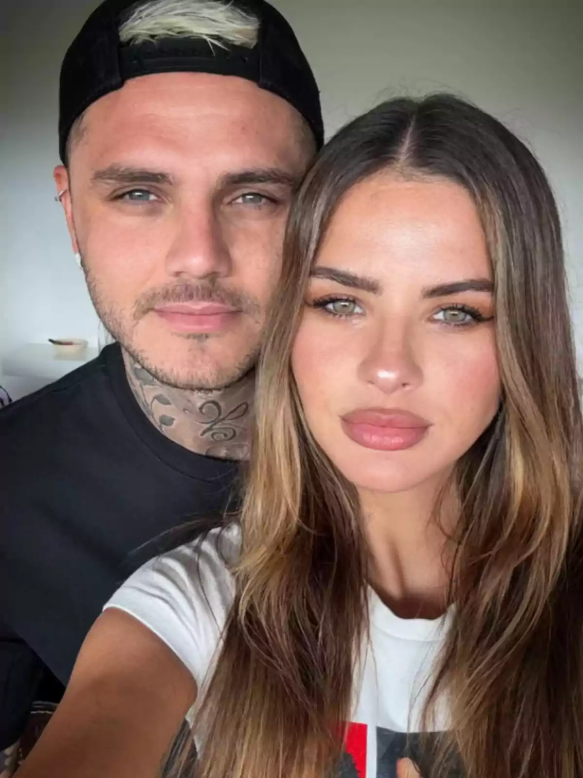 Pareja joven posando para una selfie en interiores con expresiones serias Pareja joven posando para una selfie en interiores con expresiones serias