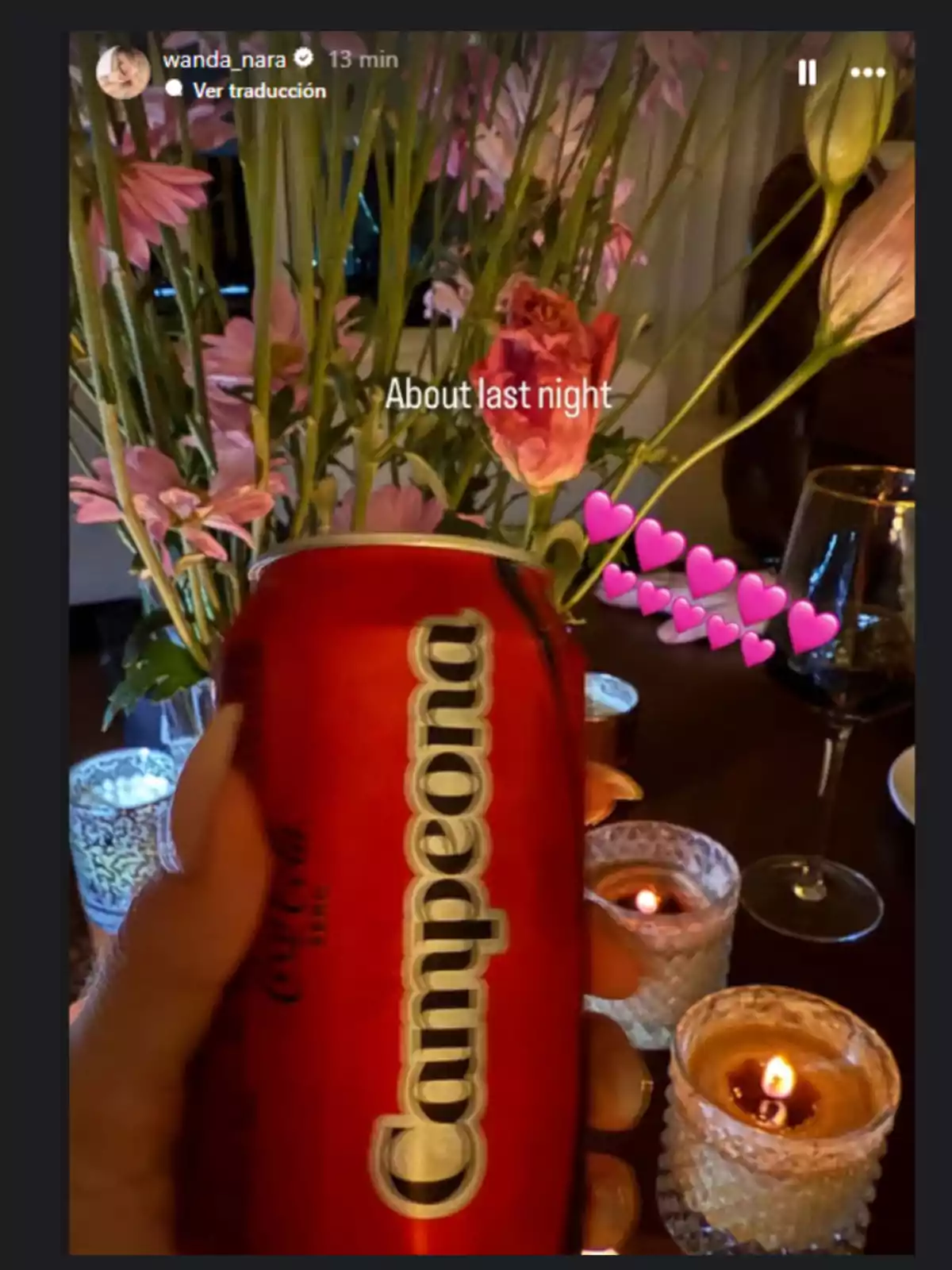Una mano sostiene una lata roja con la palabra Una mano sostiene una lata roja con la palabra