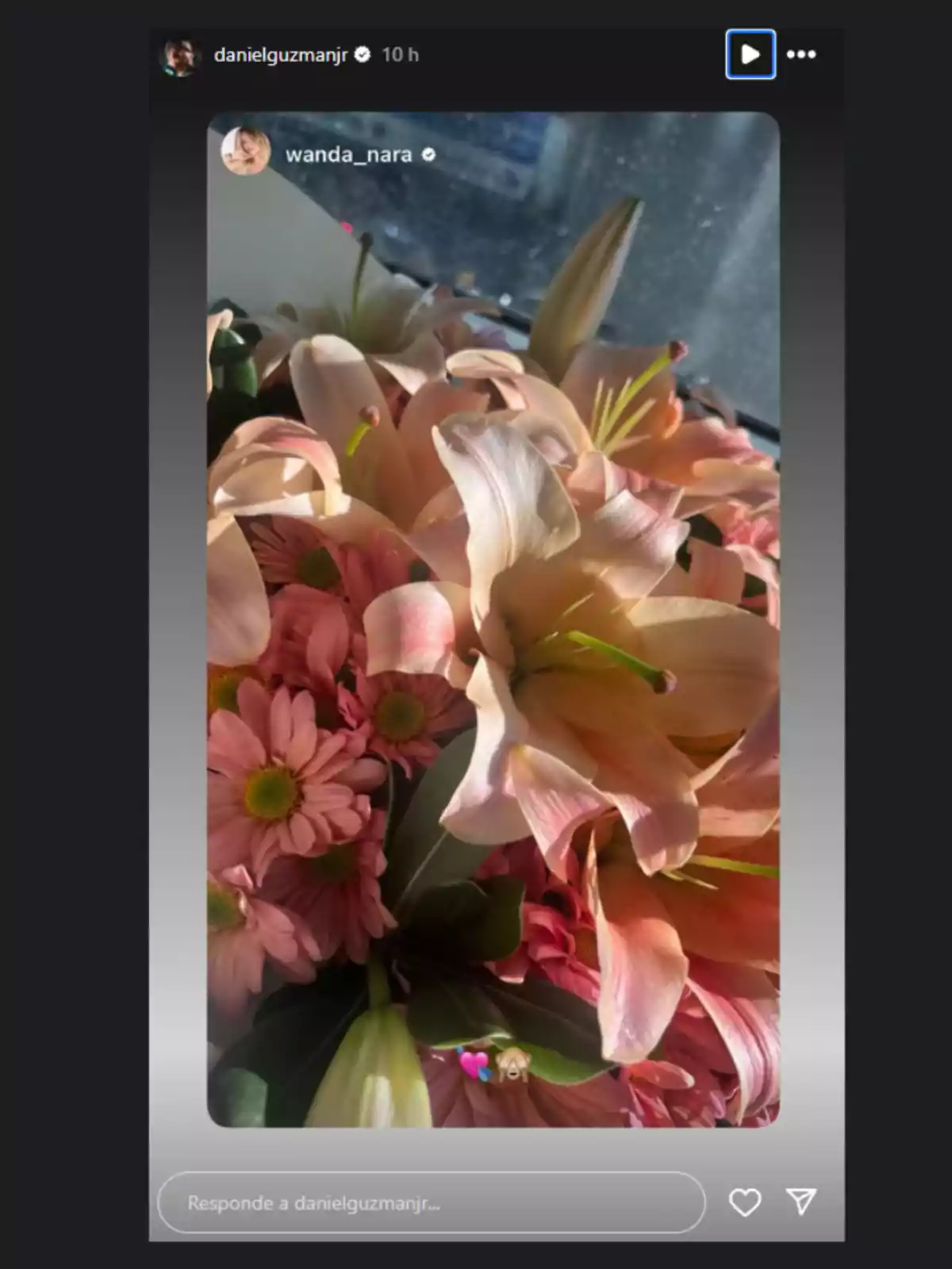 Un ramo de flores con lirios y margaritas en tonos rosados y verdes. Un ramo de flores con lirios y margaritas en tonos rosados y verdes.