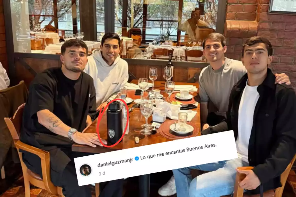 Un grupo de cuatro personas está sentado alrededor de una mesa en un restaurante, con copas y platos vacíos, mientras una botella negra está destacada en el centro de la imagen. Un grupo de cuatro personas está sentado alrededor de una mesa en un restaurante, con copas y platos vacíos, mientras una botella negra está destacada en el centro de la imagen.