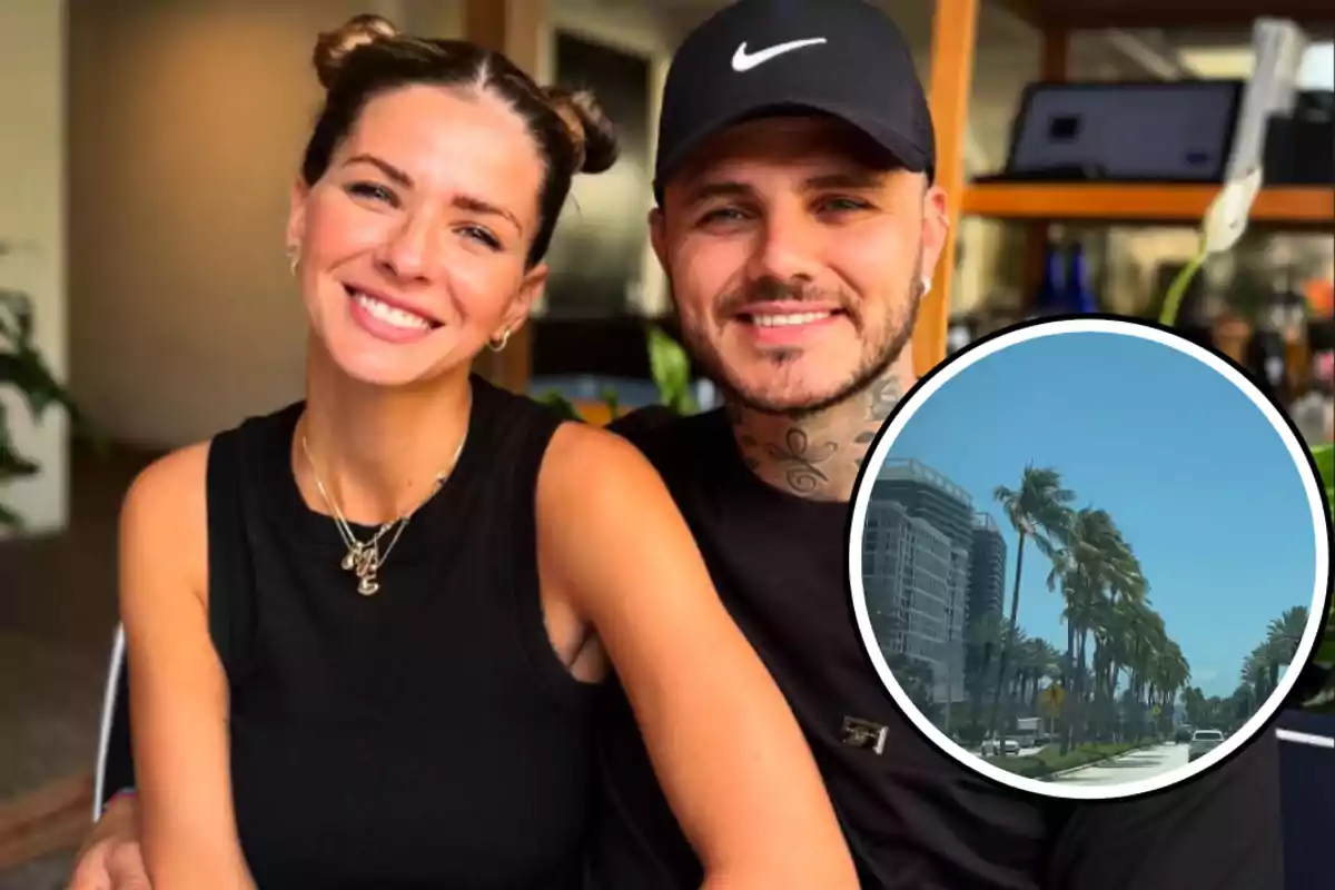 Una pareja sonriente sentada en un lugar interior con una imagen circular superpuesta de una calle con palmeras y edificios.
