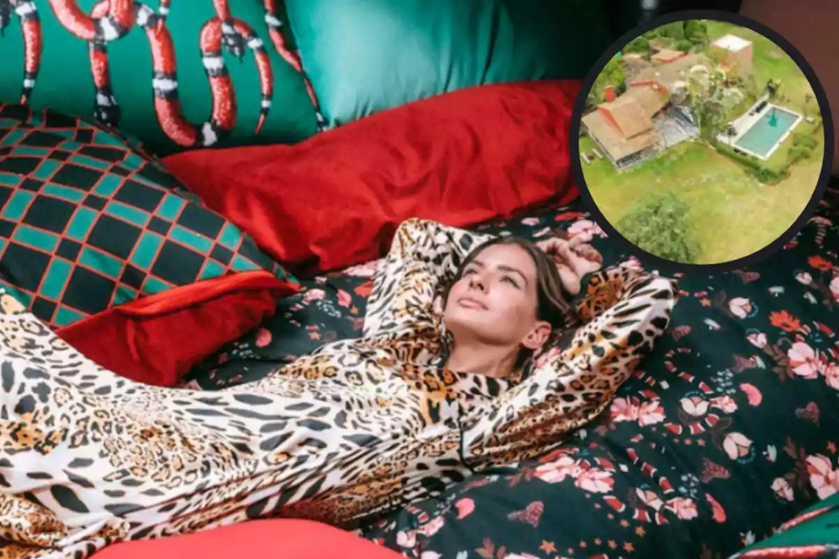 Mujer recostada sobre una cama con ropa de estampado animal y cojines coloridos mientras en la esquina superior derecha aparece una imagen circular de una casa con jardín y piscina