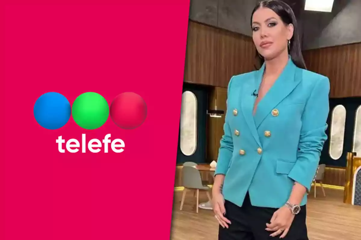 Una persona con un blazer azul turquesa posa en un estudio de televisión junto al logotipo de Telefe sobre un fondo rojo.