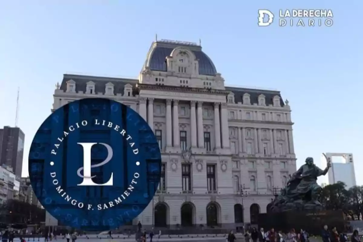 Edificio histórico con columnas y cúpula, acompañado de una estatua en el frente y un logotipo circular que dice "Palacio Libertad Domingo F. Sarmiento".