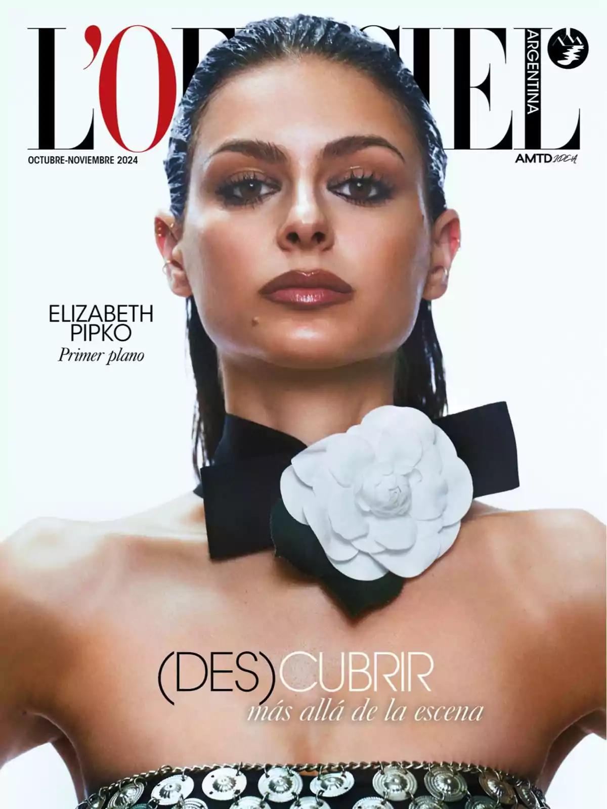 Portada de la revista L'Officiel Argentina de octubre-noviembre 2024 con una modelo luciendo un collar con una flor blanca.