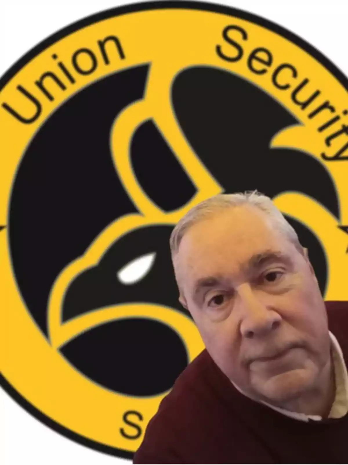 Hombre frente a un logotipo amarillo y negro de Union Security.