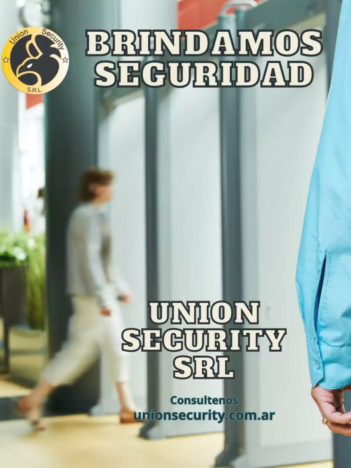 Una persona pasa por un detector de metales en un entorno de seguridad, con el logotipo de Union Security SRL y el texto 