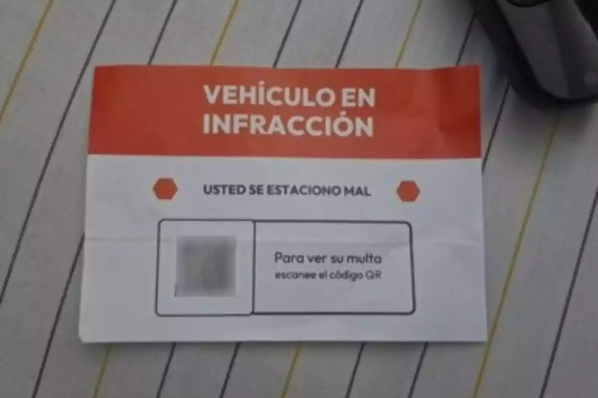 Un aviso de infracción de estacionamiento con un código QR para ver la multa.