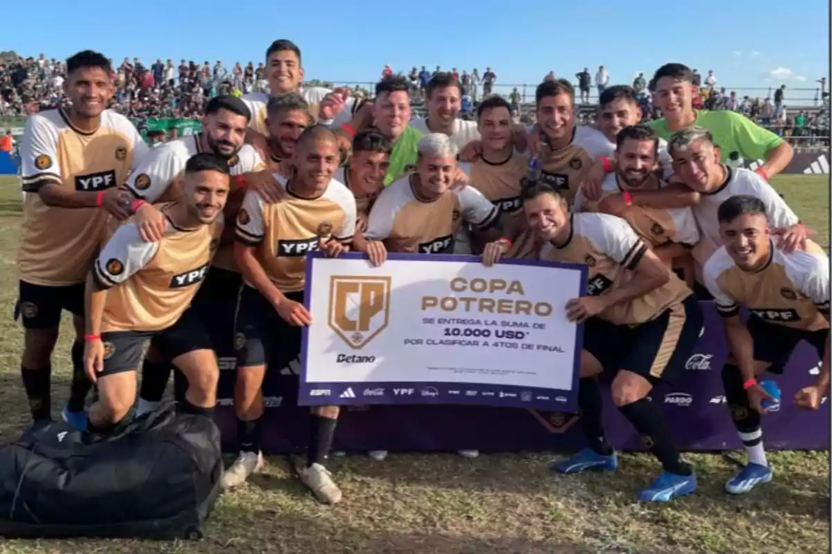 Un equipo de fútbol celebra con un cartel que dice 