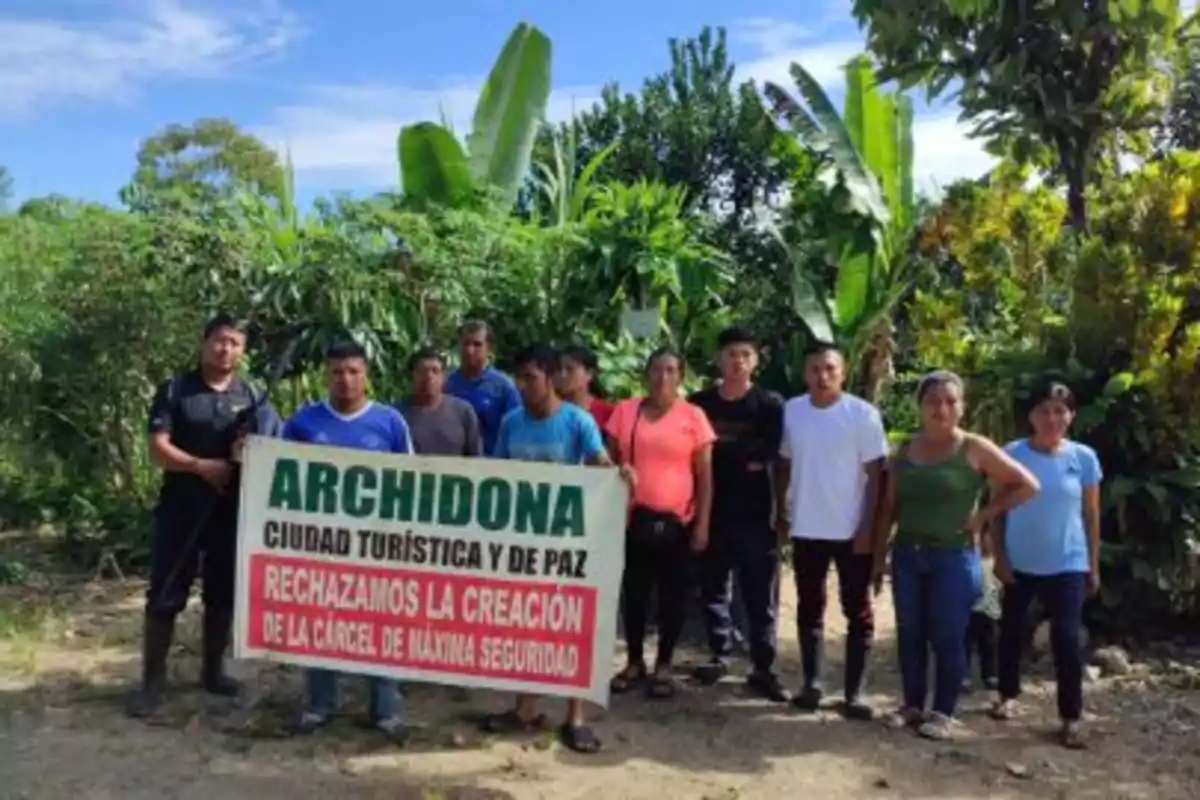 Un grupo de personas sostiene un cartel que dice 