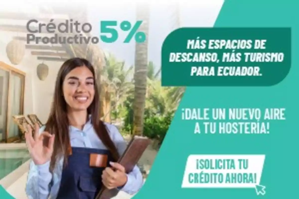 Una mujer sonriente con delantal sostiene una carpeta frente a un fondo de palmeras y una casa, con texto promocionando un crédito productivo del 5% para hosterías en Ecuador.