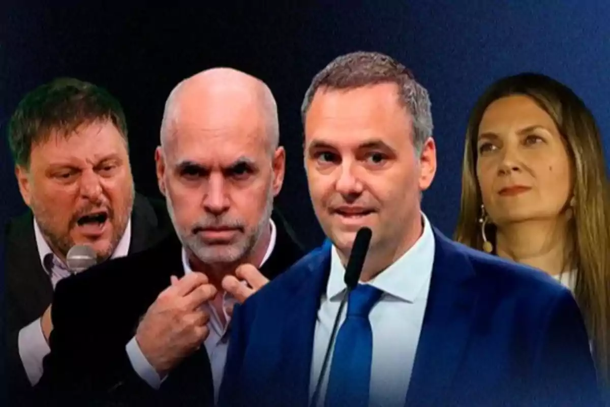 Un grupo de cuatro personas en un evento, dos hombres al frente con micrófonos y dos personas al fondo.