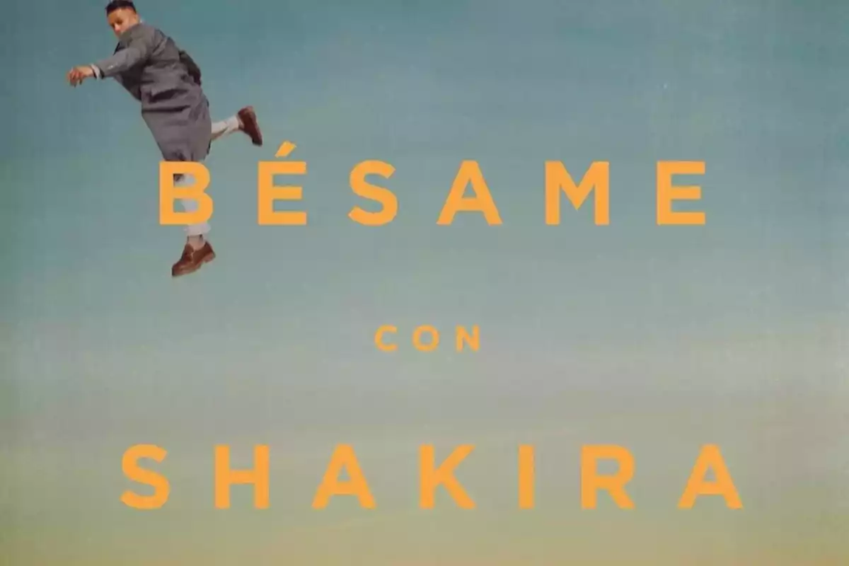 Un hombre saltando en el aire sobre un fondo de cielo azul con las palabras Un hombre saltando en el aire sobre un fondo de cielo azul con las palabras