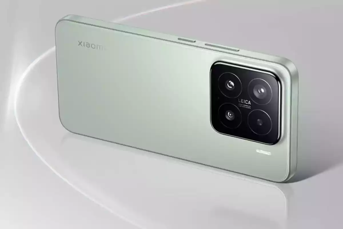 Un teléfono inteligente verde con un módulo de cámara trasera cuadrado que contiene cuatro lentes y la marca Leica. Un teléfono inteligente verde con un módulo de cámara trasera cuadrado que contiene cuatro lentes y la marca Leica.