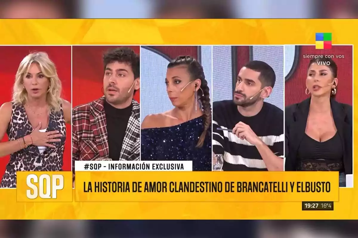Cinco personas en un programa de televisión en un set con fondo rojo y amarillo, cada una con un micrófono de diadema, discutiendo sobre un tema titulado Cinco personas en un programa de televisión en un set con fondo rojo y amarillo, cada una con un micrófono de diadema, discutiendo sobre un tema titulado