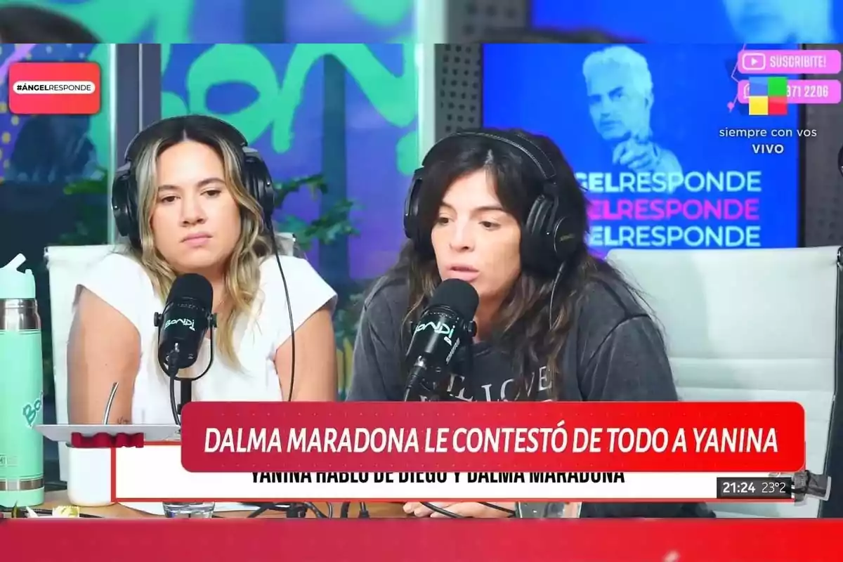 Dos mujeres con auriculares están hablando en un programa de radio o podcast, con un fondo colorido y un cartel que menciona una respuesta de Dalma Maradona a Yanina. Dos mujeres con auriculares están hablando en un programa de radio o podcast, con un fondo colorido y un cartel que menciona una respuesta de Dalma Maradona a Yanina.