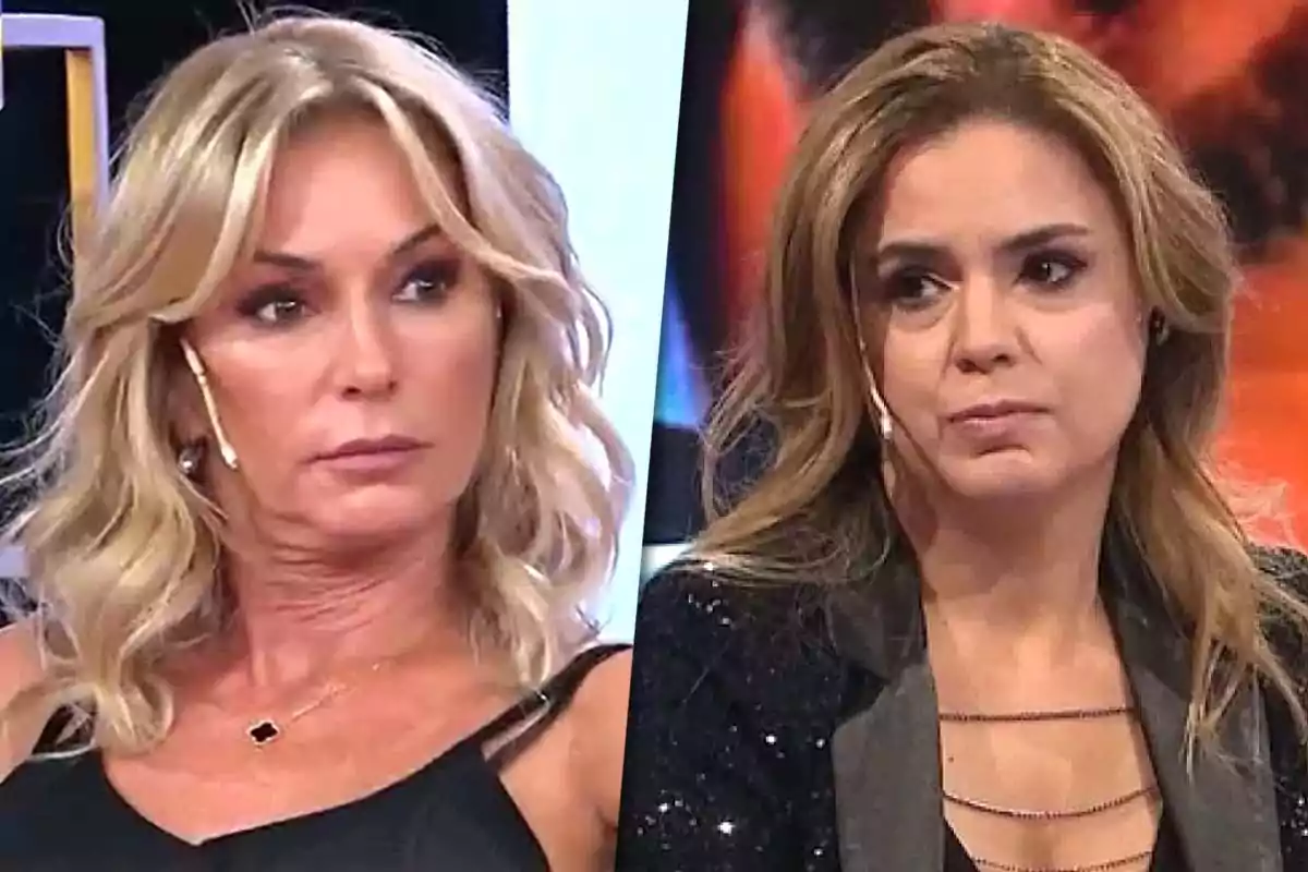 Dos mujeres en un programa de televisión, ambas con micrófonos de diadema, una con cabello rubio y la otra con cabello castaño, mirando hacia el frente con expresiones serias.