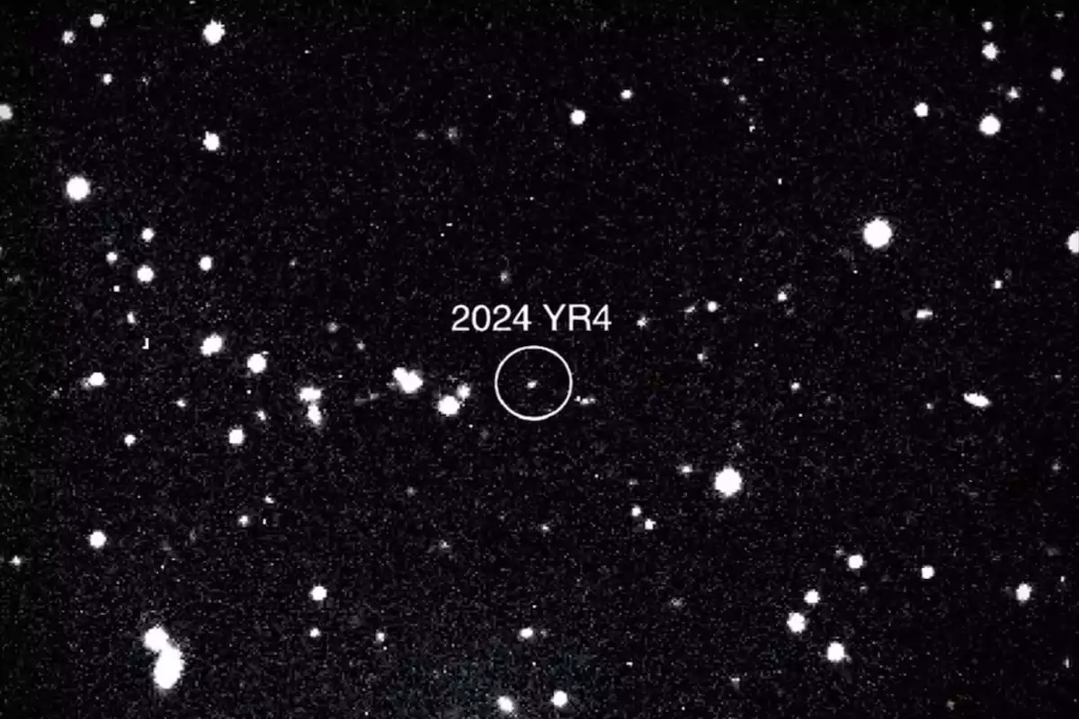 Imagen en blanco y negro del cielo estrellado con un círculo que resalta el asteroide 2024 YR4 entre varias estrellas brillantes. Imagen en blanco y negro del cielo estrellado con un círculo que resalta el asteroide 2024 YR4 entre varias estrellas brillantes.