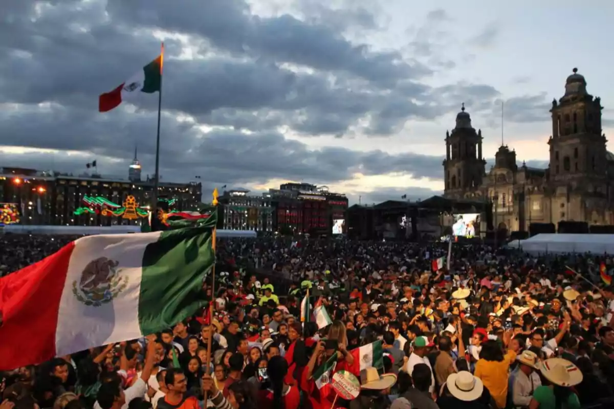 Mexicanos celebrando el Día de la Constitución