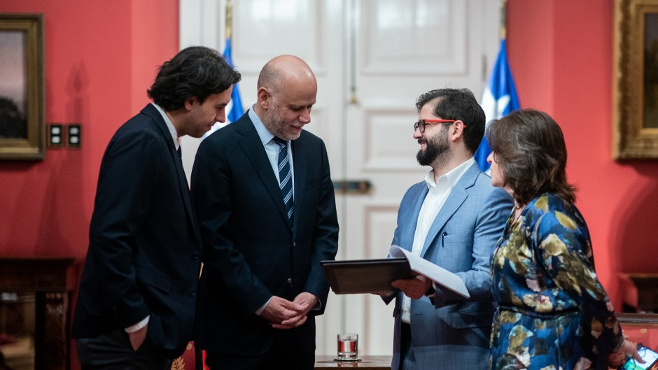 Papelón de la “derecha” en Chile: Firman un acuerdo con Boric para lanzar un nuevo proceso constituyente - La Derecha Diario