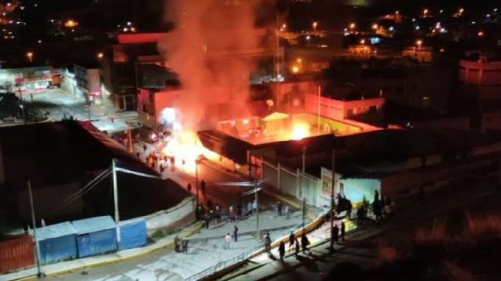 Perú en llamas: Terroristas financiados por Evo Morales queman sedes del Poder Judicial y del Ejecutivo en Puno - La Derecha Diario