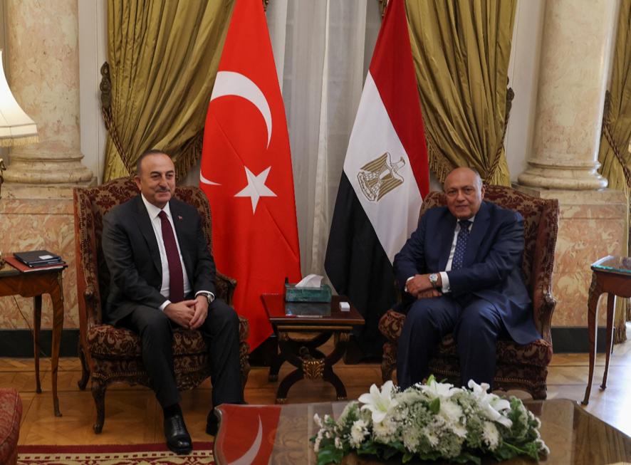 Turquía y Egipto están más cerca de restablecer sus relaciones: ministros de Exteriores se reúnen por primera vez en 10 años en El Cairo