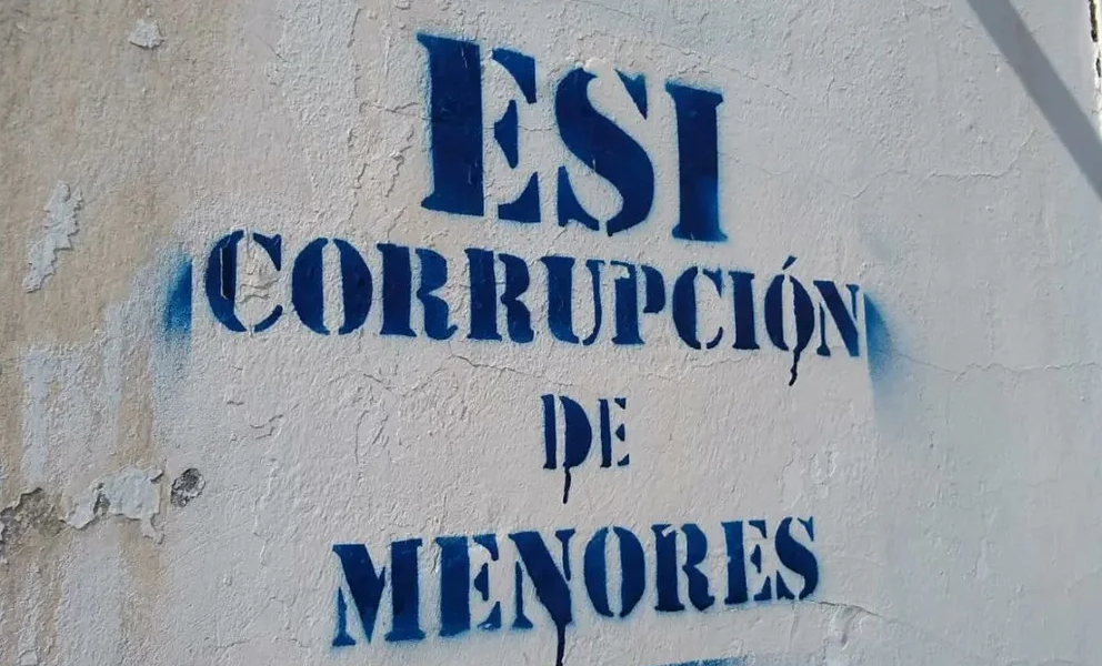 WebFi “ESI es corrupción de menores”: Escuelas en La Plata fueron pintadas con mensajes en contra de la sexualización de niños