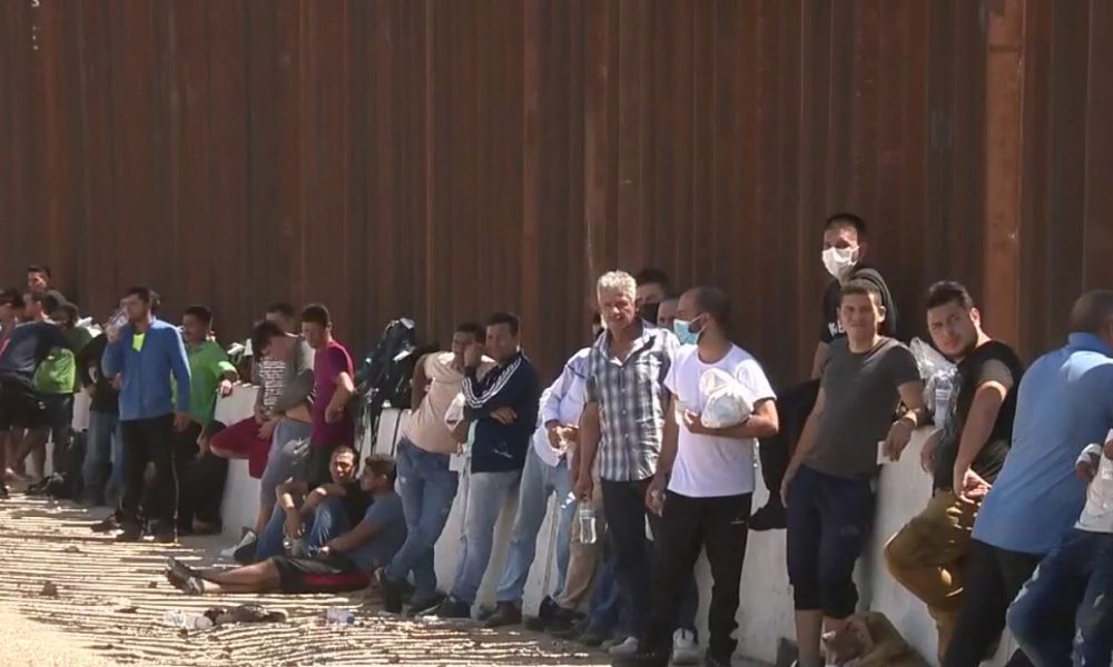 Biden ordenÃ³ a la PolicÃ­a Fronteriza a abrir las puertas y 15 mil inmigrantes mexicanos toman la ciudad de Eagle Pass, Texas