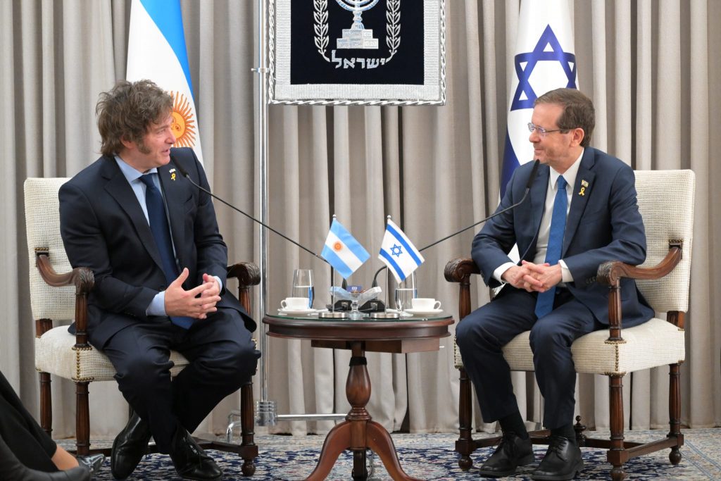 Milei se reúne con el Presidente de Israel, Isaac Herzog, y le confirma su decisión de mudar la Embajada argentina a Jerusalén - qpasó