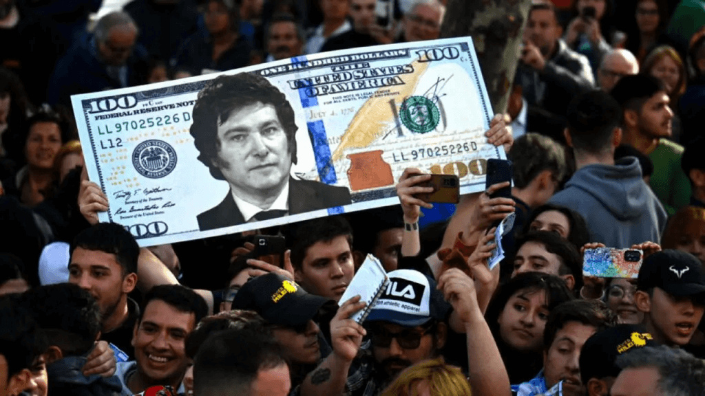 Gracias a la confianza en Milei, el peso argentino se convirtió en la moneda que más se revalorizó frente al dólar del mundo