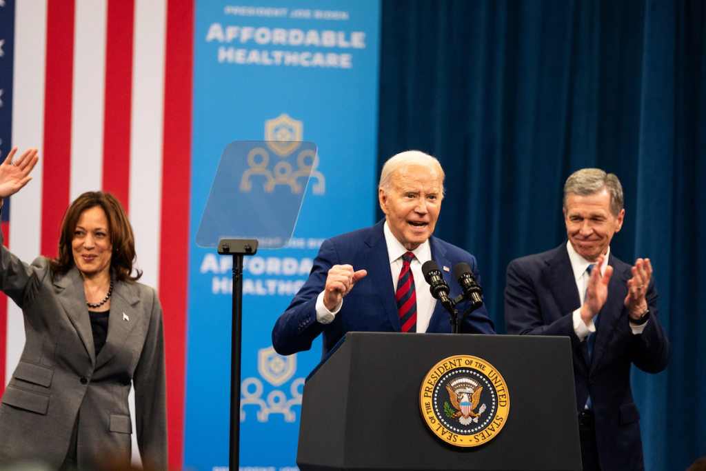 Ley de Atención Médica: Biden extiende por decreto la salud pública del Obamacare a 1 millón de inmigrantes ilegales