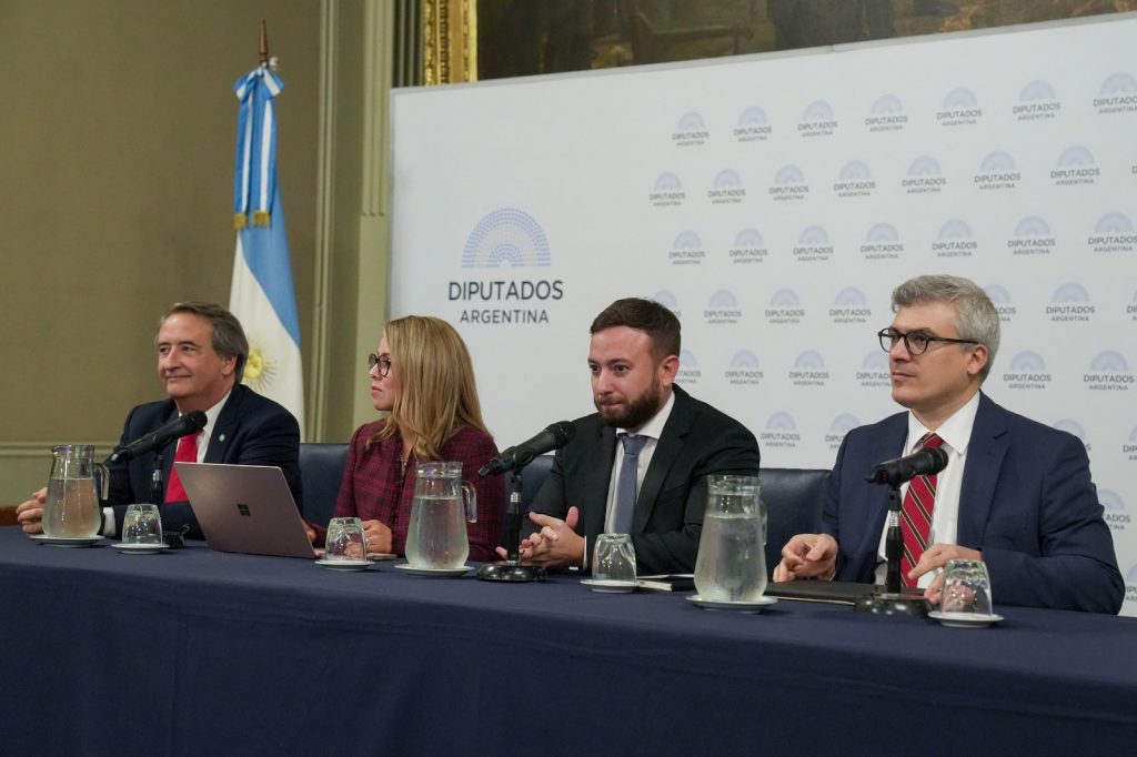 Agustín Laje explicó en el Congreso argentino cómo los organismos internacionales presionan para impulsar leyes con intereses extranjeros